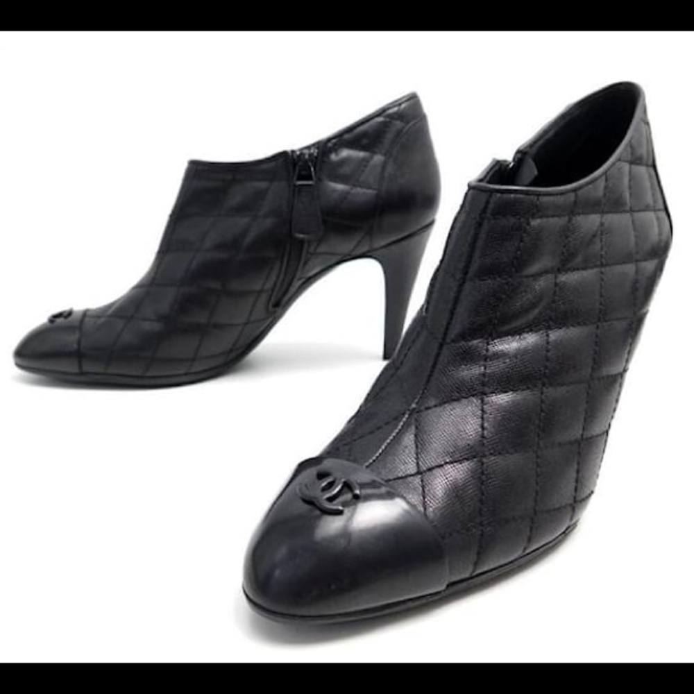 Chanel black leather quilted boots size 40.5